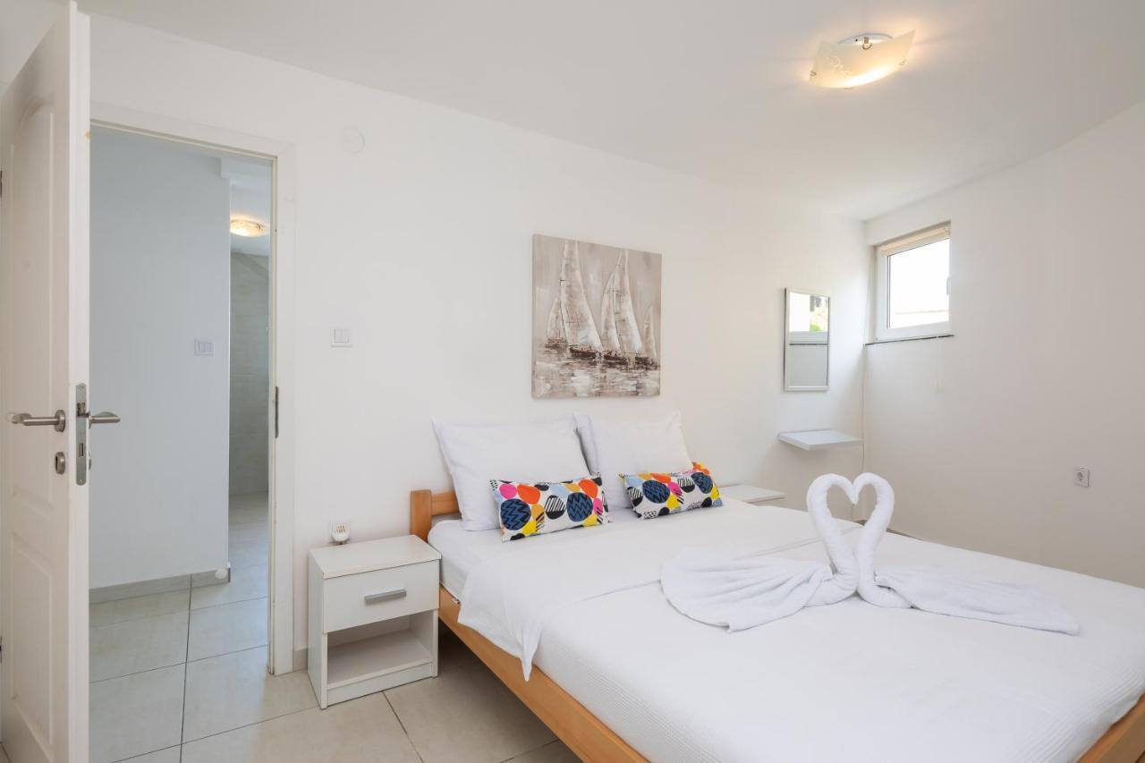 Estella Villa Apartments Рогозниця Екстер'єр фото